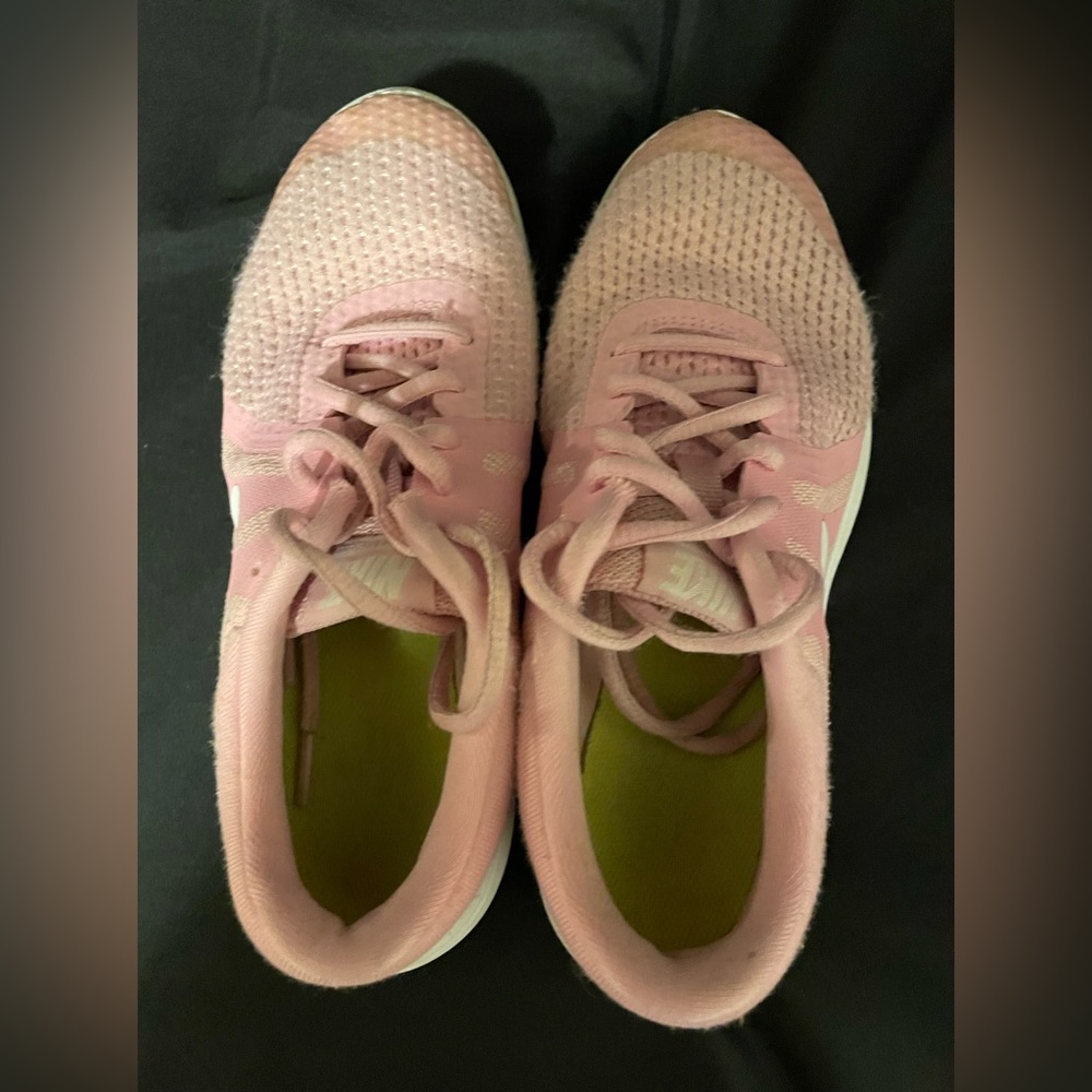 Nike Reveloution 4, Girls size3.5